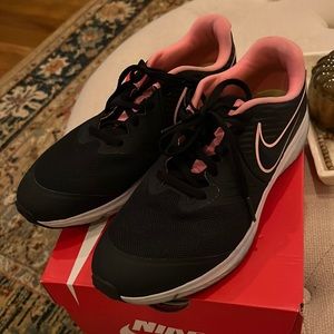 Nike size 6.5Y sneakers black